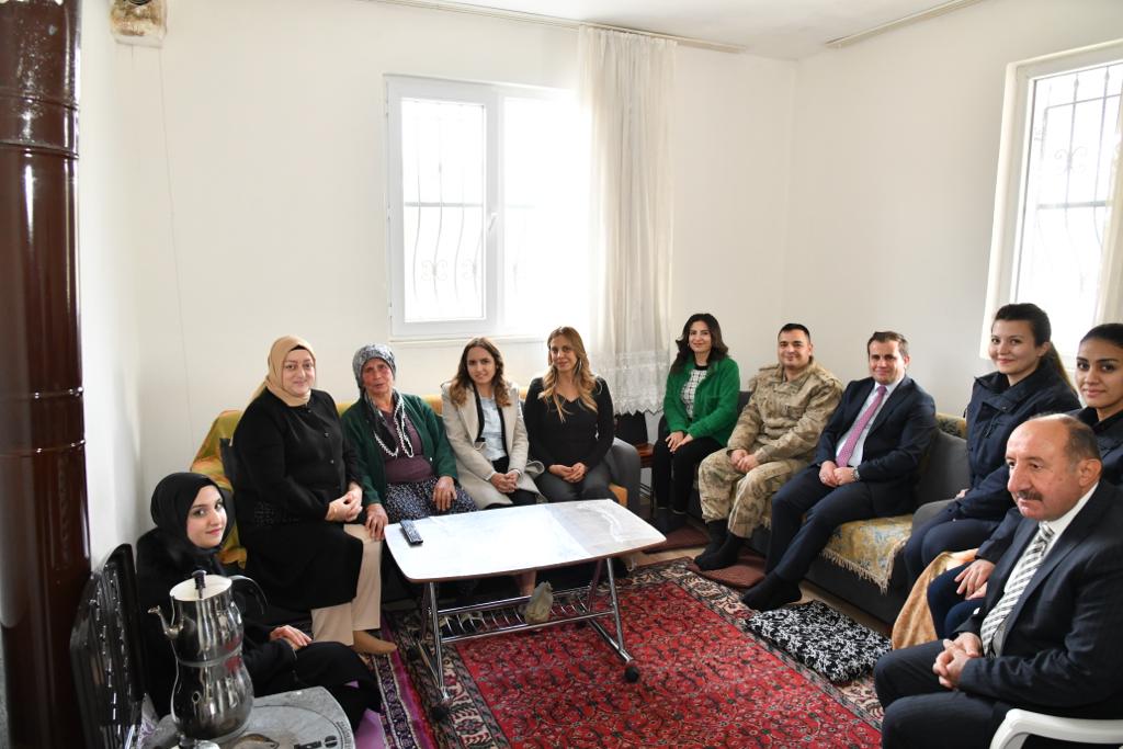 Vali Yazıcı'nın Eşinden Şehit Yakut'un Ailesine Ziyaret