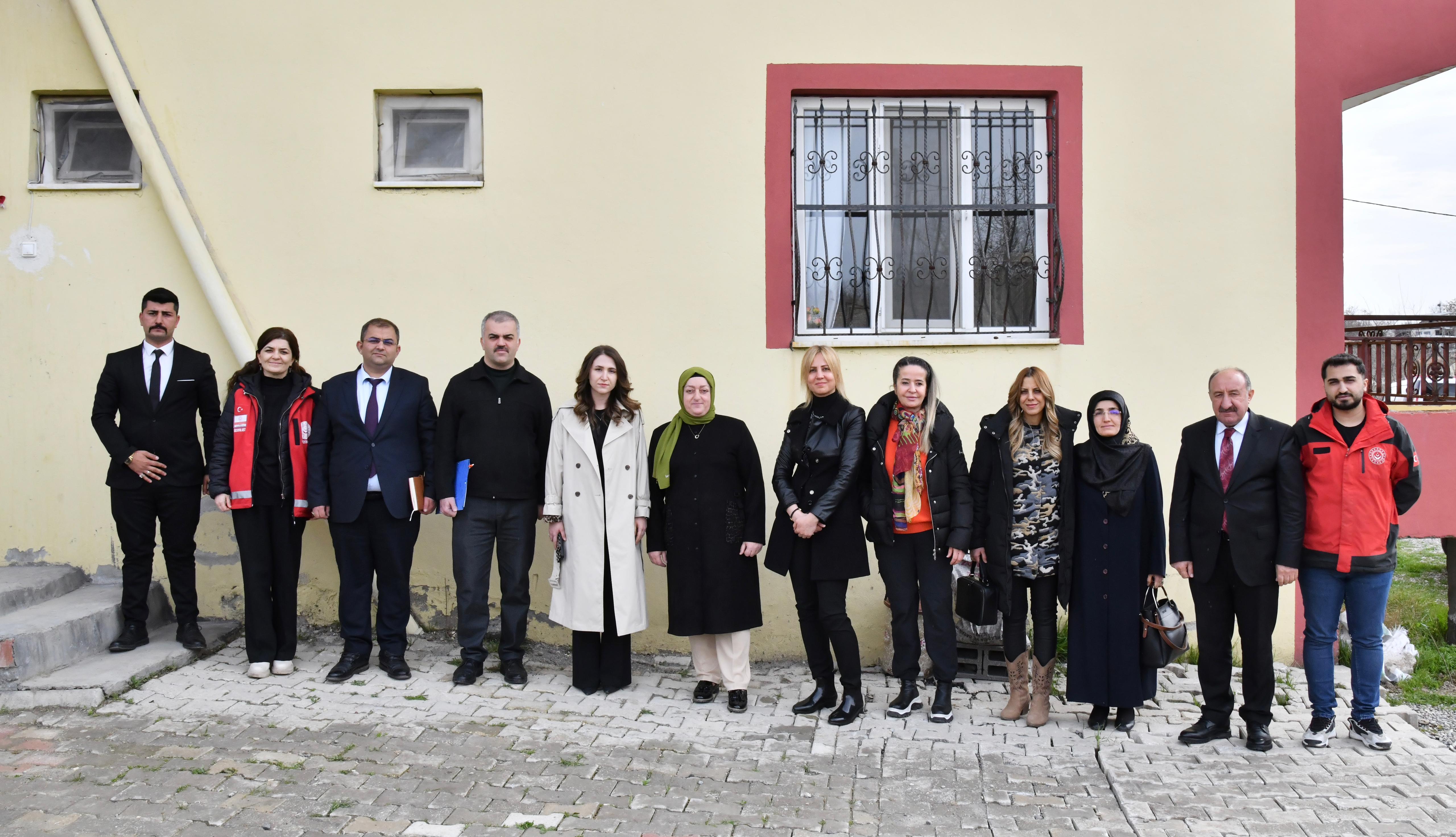 Vali Yazıcı'nın Eşinden Yazıhan'daki Vatandaşlara Ziyaret