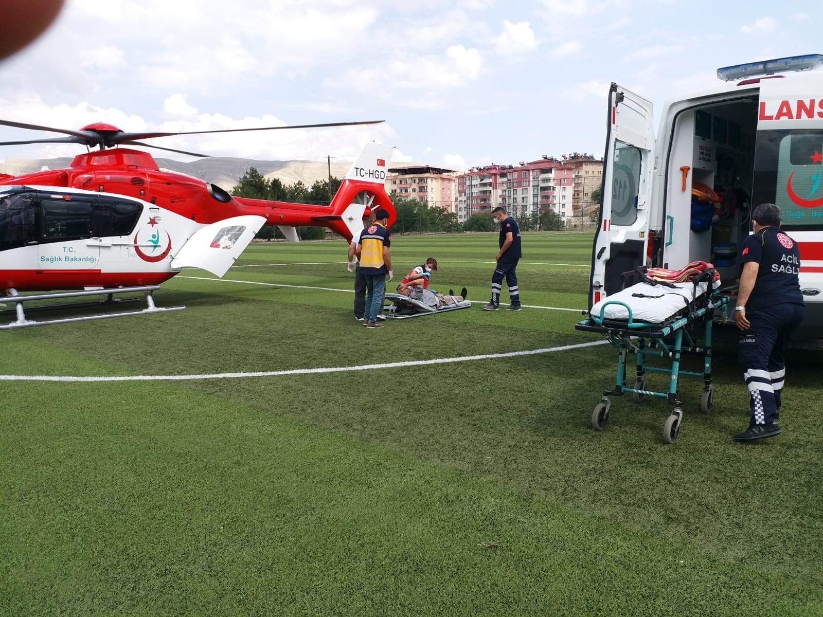 Yardımına ambulans helikopter yetişti