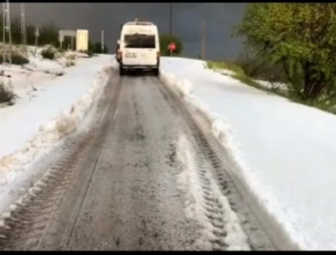 Yazıhan'da Dolu Yolları Kapattı