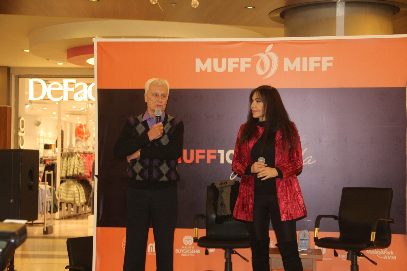 Yeşilçam oyuncuları Engin Çağlar ve Meral Konrat hayranlarıyla buluştu