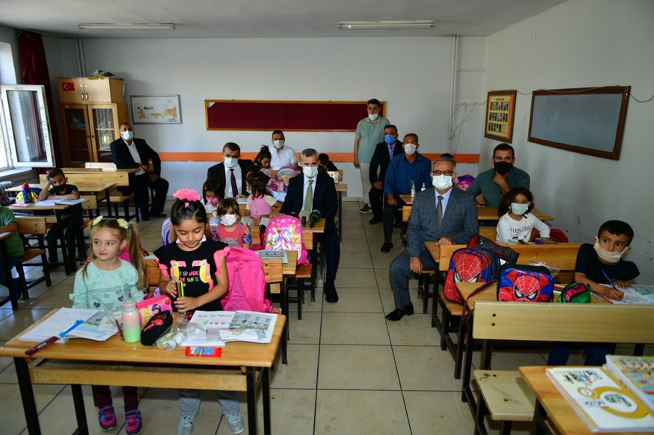 Yeşilyurt Belediye Başkanı Mehmet Çınar, okulları ziyaret edip, öğrencilerle buluştu