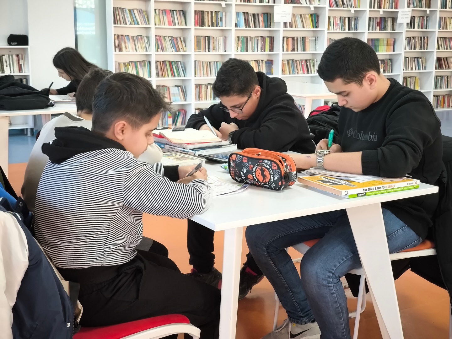 Yeşilyurt Belediyesi Çilesiz Kütüphanesi Gençlerin Buluşma Noktası Oldu!