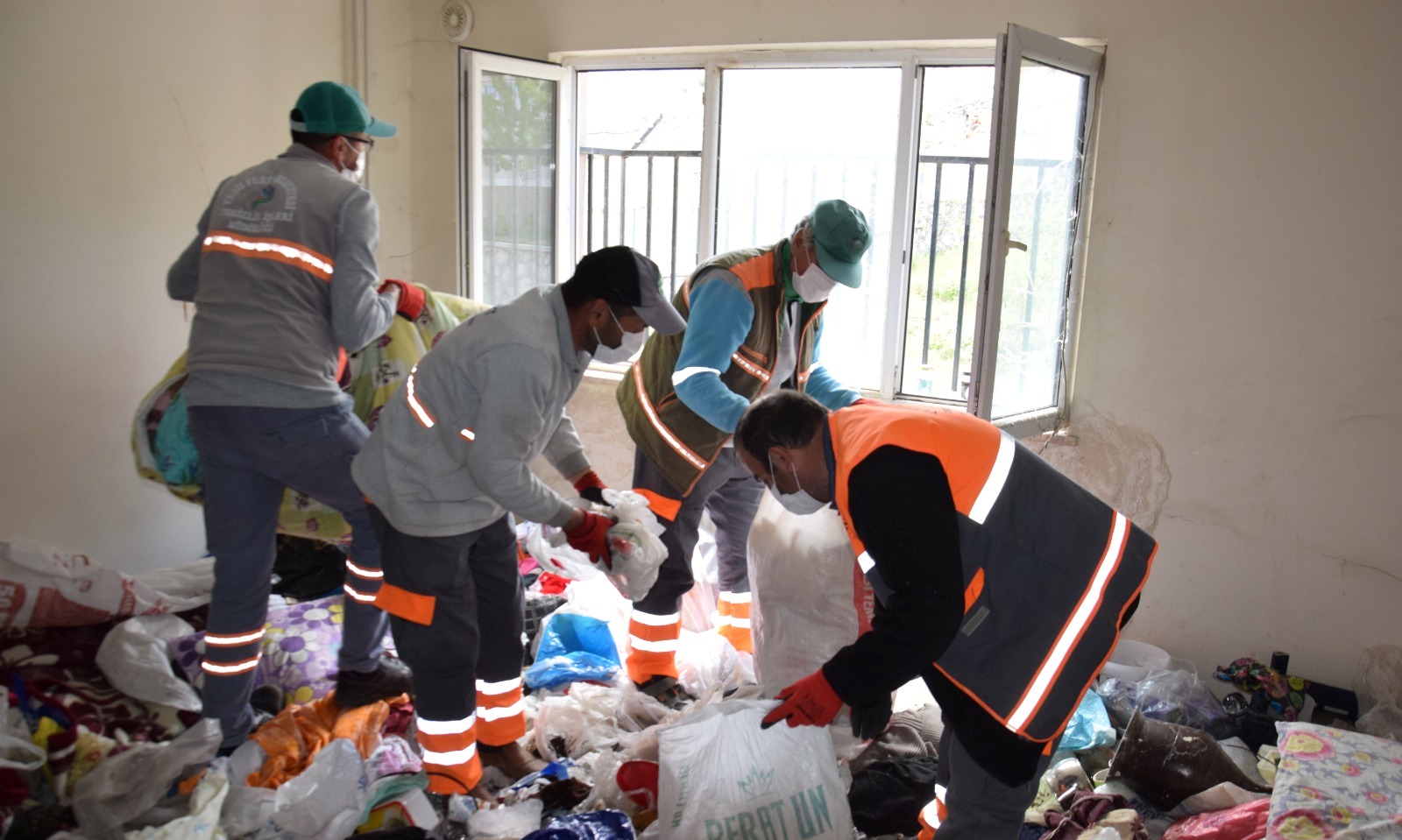 Yeşilyurt Belediyesi Çöp Evi Temizledi