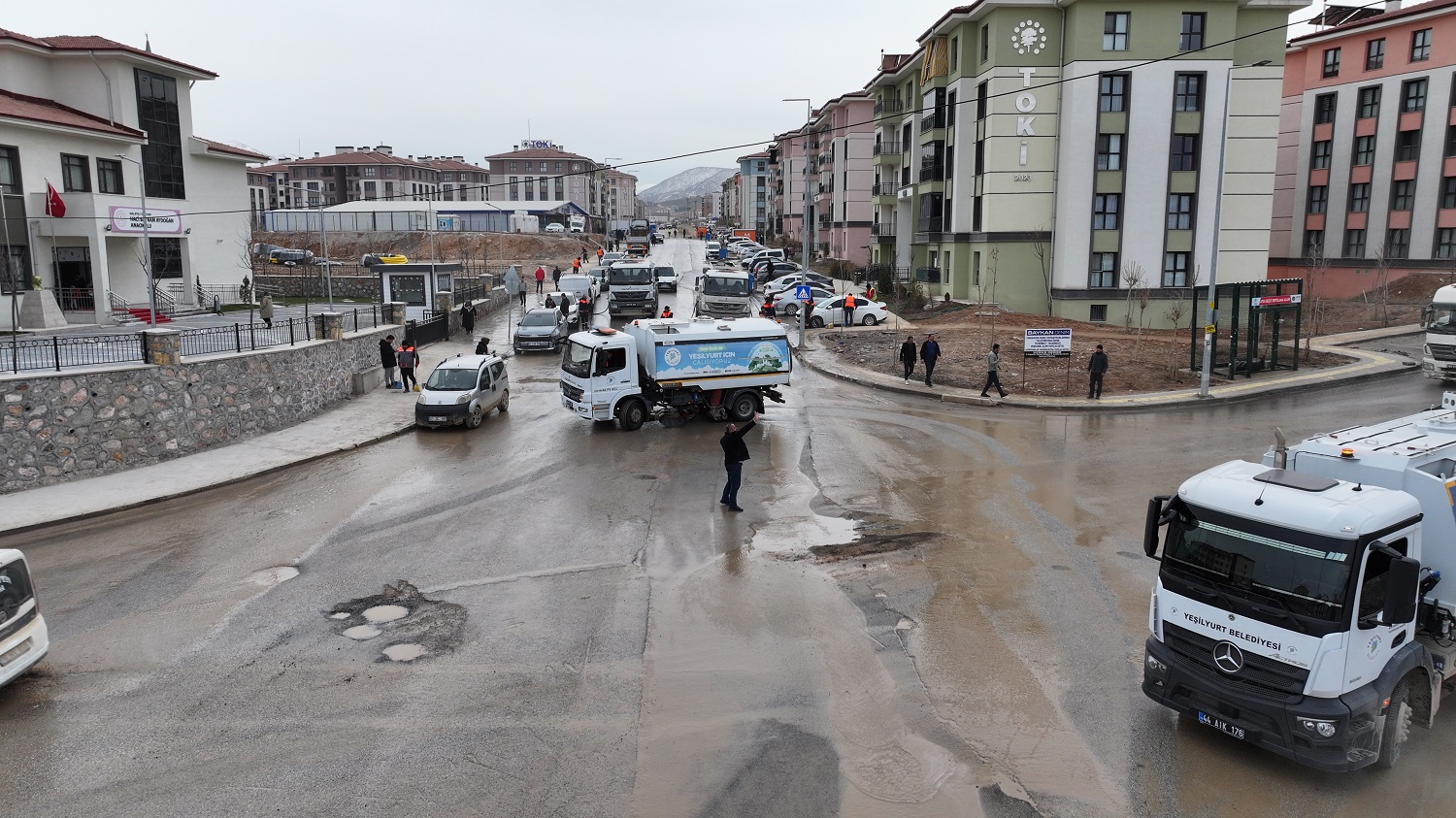 Yeşilyurt Belediyesi Deprem Konutlarında Bayram Öncesi Temizlik Çalışmalarını Yoğunlaştırdı