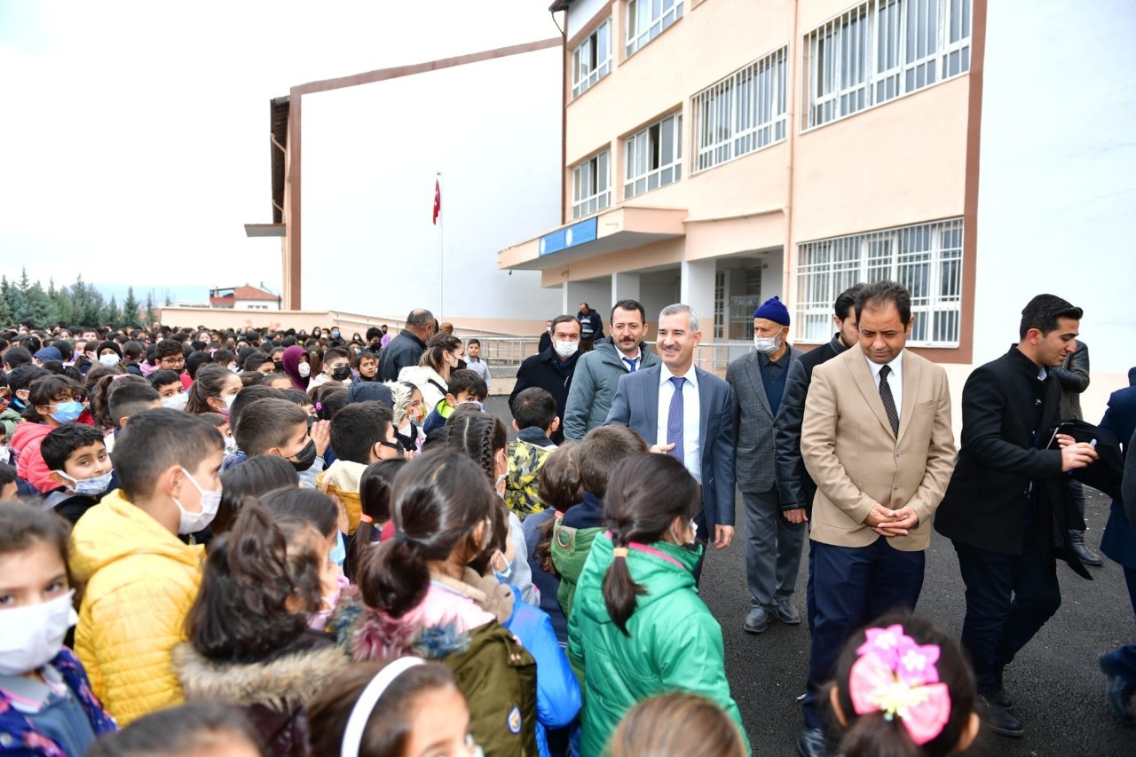 Yeşilyurt’ta iki okul modern bir kimliğe kavuştu