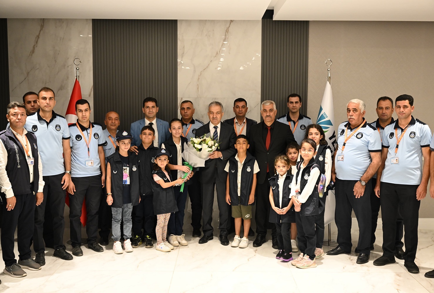 Yeşilyurt’taki Minik Zabıtalar Sevimlilikleriyle Dikkat Çekiyor