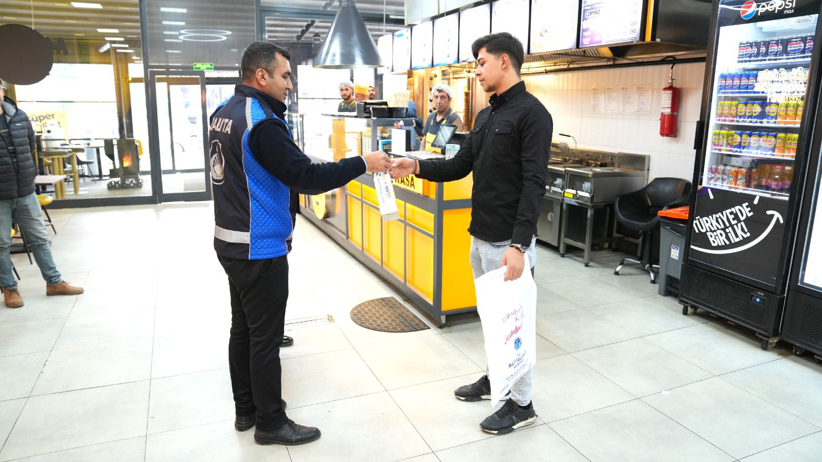 Zabıtadan Esnafa Yeni Yıl Tebriği ve Hijyen Denetimi