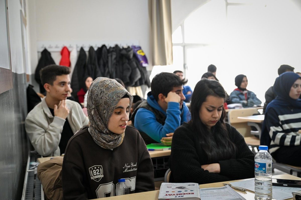 Büyükşehir Belediyesi Ücretsiz Kurslarına Katılan Kardeşler, Akademik Başarı Bekliyor  GÖRME ENGELLİ İKİ KARDEŞİN  YKS AZMİ İLHAM VERİYOR