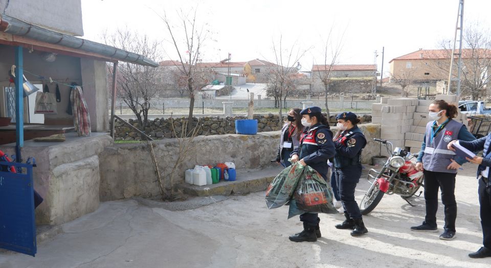 Aksaray Jandarma’dan ihtiyaç sahiplerine anlamlı yardım