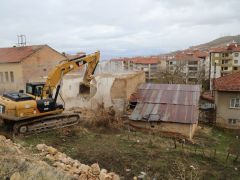 Battalgazi Belediyesi Tehlike Saçan Metruk Yapıları Yıkıyor