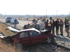 OTOMOBİLLER KAFA KAFAYA ÇARPIŞTI: 1’İ AĞIR 3 YARALI