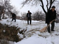 KIŞIN YAĞAN KARI SAKLAYIP YAZIN SATIYORLARDI