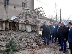 Vali Baruş ve Başkan Gürkan depremde hasar gören yerleri gezdiler