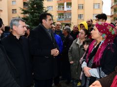 Depremde zarar gören ve mühürlenen binalarda inceleme yapıldı