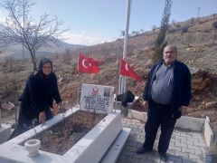 Şehit mezarındaki Türk Bayrağı’na Jandarma hassasiyeti