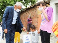 SOKAĞA ÇIKAMAYAN ÇOCUKLARIN BAYRAM ŞEKERİ BATTALGAZİ BELEDİYESİ’NDEN