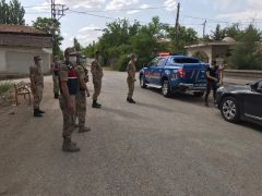 Yazıhan’da Asker traktör sürdü, köylülerin işlerine yardımcı oldu