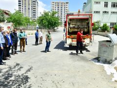 Yeşilyurt’ta galvanizli çöp konteynırları dezenfekte ediliyor