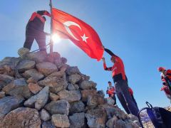 20 sporcu 15 Temmuz şehitleri için Beydağı’na tırmandı