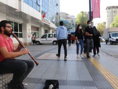 Düğünler eğlenceler yasaklanınca ekmeğini sokaktan çıkarıyorlar