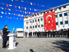 Büyükşehir ve Kızılay’dan esnafa gıda yardımı