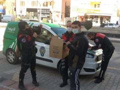 Kanadı kırık Serçe’ye polis şefkati