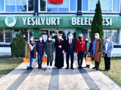 Yeşilyurt’da kadın personele çiçek