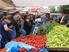 Kurulan semt pazarı esnafın da tüketicinin de yüzünü güldürdü