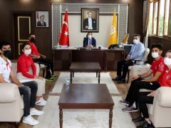 Rektör Kızılay’dan başarılı sporculara hediye