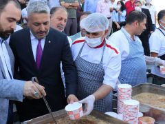 Malatya’da MTSO aşure dağıttı