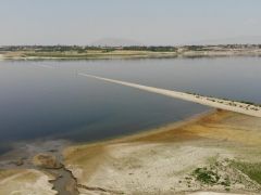 Suların çekilmesiyle ortaya çıkan demir yolu, barajı adeta ikiye ayırdı