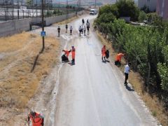 Düşünen gençler çevreye atılan maske ve eldivenleri topladı