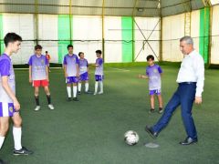 Futbol turnuvasının başlama vuruşunu Başkan Çınar yaptı