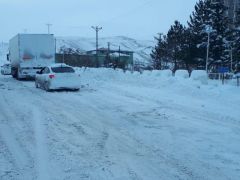 Darende-Kayseri karayolu ulaşıma kapandı