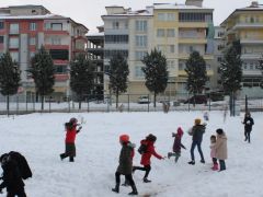 Kar yağışının keyfini çocuklar çıkarıyor