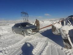 Karlı yollarda kalanların imdadına Jandarma ekipleri yetişiyor