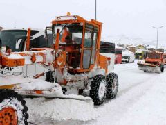 Karla Kaplı Yollar Açılmaya Çalışılıyor