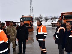 Vali Baruş karlı yolları açma çalışmalarını denetledi