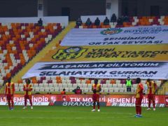 Yeni Malatyasporlu futbolcular maça protesto ile başladı