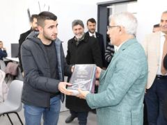 Başkan Güder Öğrencilere Eğitim Seti Hediye Etti