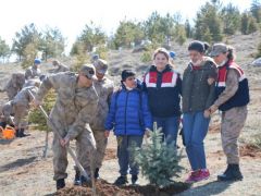Jandarma Çocuklarla Ağaç Dikti