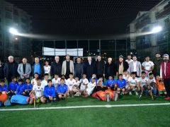 Başkan Çınar Spor Kompleksinde Gençlerle Buluştu