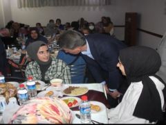 Vali Baruş Ve Başkan Gürkan Yetimlerle İftarda Buluştu