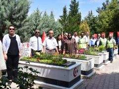 Büyükşehir Belediyesi Şehitliğe Rengarenk Çiçek Ekti