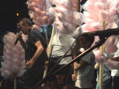 Haluk Levent Konser Alanındaki Pamuk Şekerleri Aldı