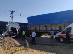 Tren Tıra Çarptı 1 Yaralı