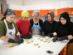 Kadınlar Pasta Kursu İle Ev Ekonomisine Katkı Sağlıyor