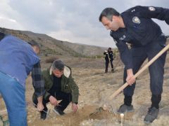 Şehit Polis İçin Ağaç Diktiler