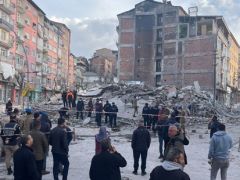 Malatya’da Ağır Hasarlı Bina Çöktü